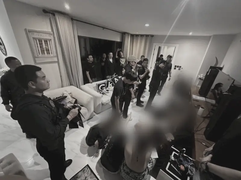 ▲泰國警方突襲北欖府豪華泳池別墅，逮捕多名外籍詐騙嫌犯。（圖／翻攝自matichon）