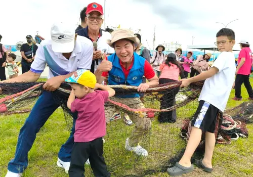 ▲高雄市政府海洋局舉辦林園聽海湧文化季活動，海洋局局長石慶豐並與民眾進行牽罟體驗。(圖／高雄市政府海洋局提供)