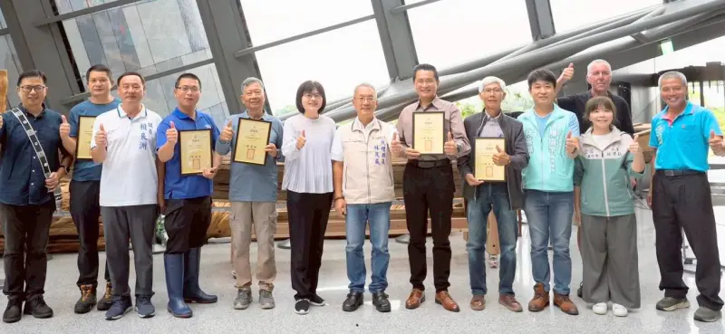 ▲海洋委員會科技文教處舉辦修復傳統舟船下水試航儀式，由宜蘭縣代理縣長林茂盛(左7)與海洋委員會科技文教處處長林麗英(左7)共同主持。(圖／海洋委員會提供)