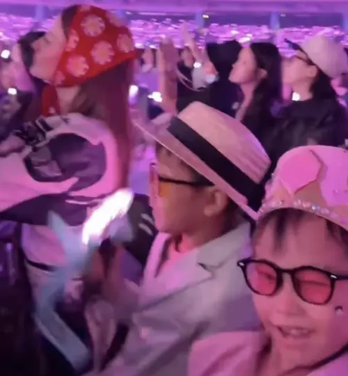 ▲台灣有對喜歡GD、平常會模仿他表演的小兄妹（如圖），這次沒抽到門票，仍堅持到場外感受氛圍，幸運地獲邀進場欣賞演唱會。（圖／IG@a01140907授權）