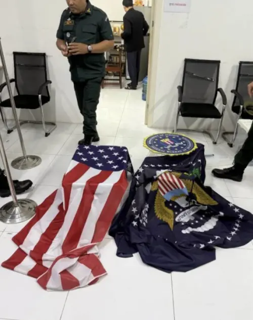 ▲警方起出印有美國FBI與司法部標誌的旗幟與背景板，證實詐團假冒美方機構詐騙。（圖／柬警照片）