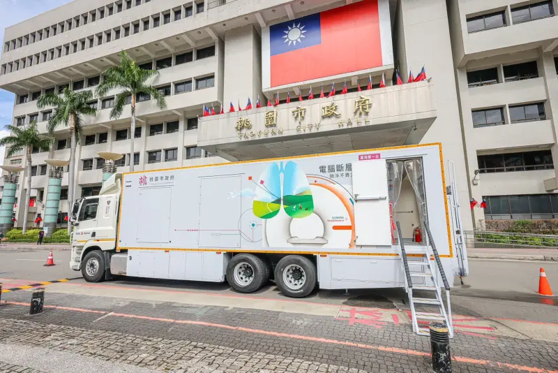    ▲衛生局表示，該車由善心人士捐贈6,000萬元，並由市府攜手西門子醫療、神耀科技及亞東醫院跨域合作完成。（圖／桃園市政府提供）  
