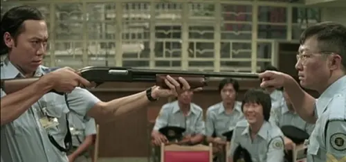 ▲許冠文（右一）曾經和馮淬帆（左一）在《摩登保鑣》有趣味對手戲，雖然多年未聯絡，還是很欣賞馮淬帆的為人與演技。（圖／摘自IMDb）