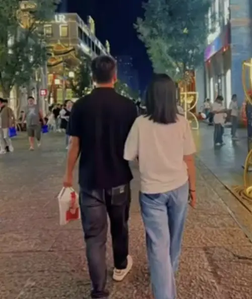 ▲梁男與妻子感情相當好，如今卻天人永隔。（圖／翻攝自微博）