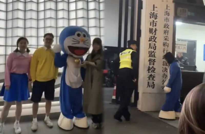 ▲上海一名女子裝扮成哆啦A夢參加萬聖節活動，竟遭警方帶走問話，引起輿論譁然。（圖／翻攝自X「李老師不是你老師」）