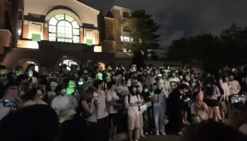 ▲台大10月31日舉辦萬聖節遊行，許多學生扮成LUMAMA。（圖／翻攝自Threads）