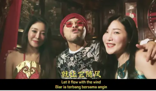 ▲謝侑芯（左）和黃明志（中）在2020年就曾一起拍攝〈中國痛〉MV，推測當時兩人就已相識。（圖／翻攝自YouTube@〈中國痛〉MV）