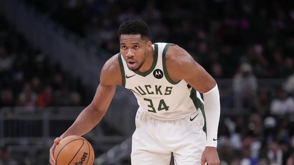 ▲公鹿球星「字母哥」阿德托昆博（Giannis Antetokounmpo）現身記者會時，臉上明顯帶著一圈黑眼圈，他自稱自己英雄救美，幫一位女士趕跑搶匪，結果不慎被肘擊到眼睛。（圖／美聯社／達志影像）