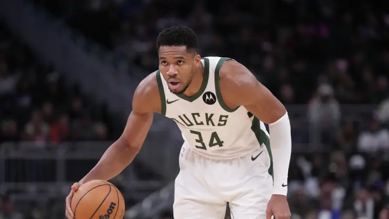 ▲公鹿球星「字母哥」阿德托昆博（Giannis Antetokounmpo）現身記者會時，臉上明顯帶著一圈黑眼圈，他自稱自己英雄救美，幫一位女士趕跑搶匪，結果不慎被肘擊到眼睛。（圖／美聯社／達志影像）