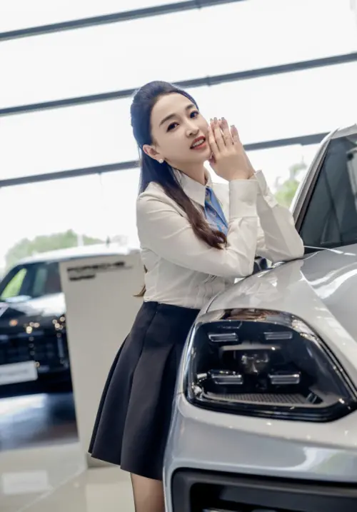▲牟姓女子曾連續兩年成為中國保時捷銷冠，因形象亮眼曾多次登上熱搜。（圖／翻攝自微博）