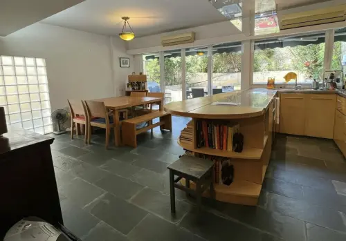 ▲三屍滅門案屋內現已全面翻新裝潢，但凶宅陰影仍讓不少買家卻步。（圖／翻攝自香港01）