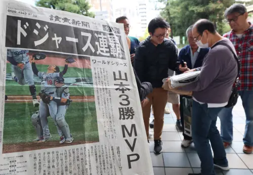 ▲洛杉磯道奇奪冠，東京多區同時出現派報員分送「道奇奪冠特刊號外」，宛如日本贏得WBC般的盛況。（圖／美聯社／達志影像）