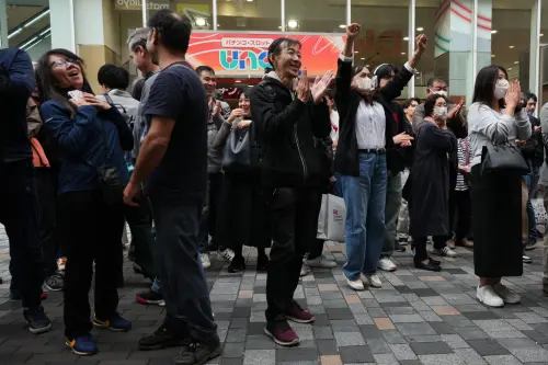 ▲洛杉磯道奇隊奪冠確定瞬間，穿著大谷17號球衣的球迷紛紛衝上街頭歡呼、起舞。（圖／美聯社／達志影像）