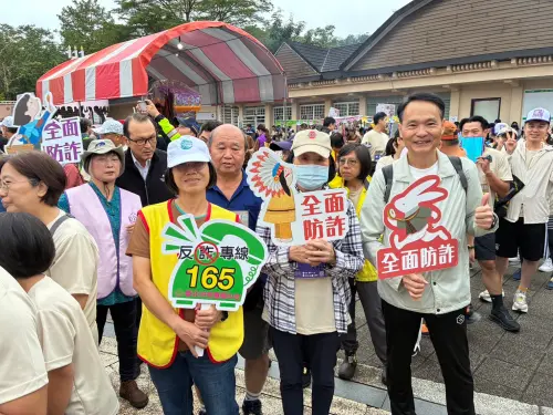 ▲臺北地檢署前往木柵動物園的「神獸盃路跑」活動設攤，舉辦反毒、防詐有獎徵答活動。（圖／臺北地檢署提供）