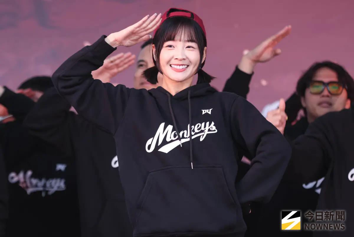 ▲籃籃為了參與樂天桃猿冠軍遊行，臨時向外景工作請假，不想錯過重要的一刻。（圖／記者朱永強攝 ,2025.11.02）