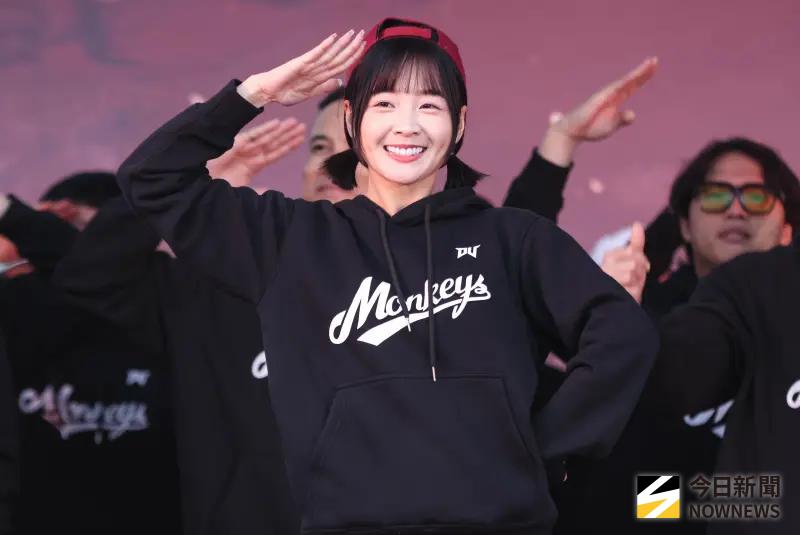 ▲籃籃為了參與樂天桃猿冠軍遊行，臨時向外景工作請假，不想錯過重要的一刻。（圖／記者朱永強攝 ,2025.11.02）