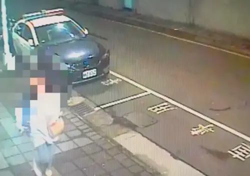 ▲三重男感情糾紛持刀攻擊姊妹，下秒從頂樓跳下身亡。（圖／翻攝畫面）