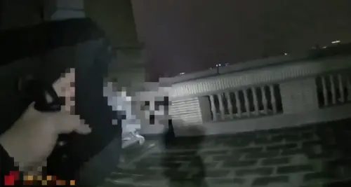 ▲三重男感情糾紛持刀攻擊姊妹，下秒從頂樓跳下身亡。（圖／翻攝畫面）