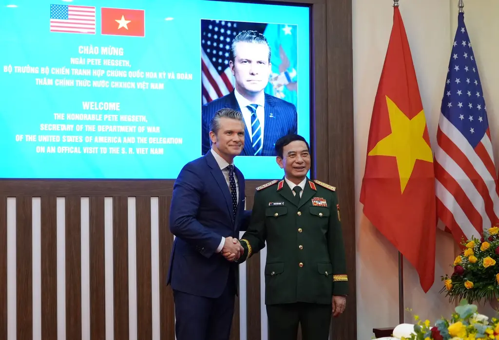 ▲美國國防部長赫格塞斯（Pete Hegseth）本月2日抵達越南，展開為期兩天的訪問。（圖／美聯社／達志影像）