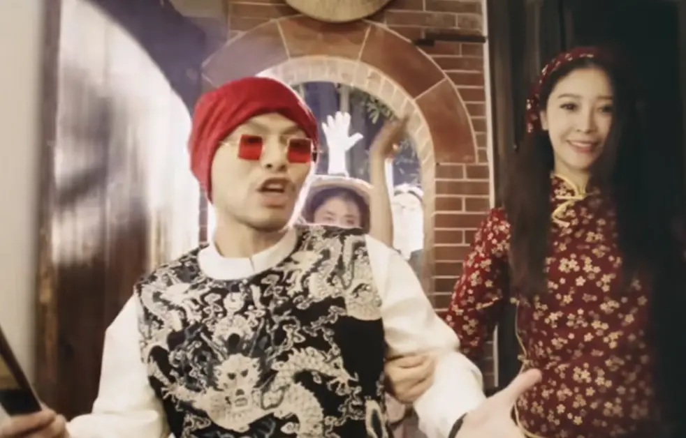 ▲黃明志（左）捲入謝侑芯（右）猝逝的案件，過去他的〈中國痛〉MV中謝侑芯就曾參與演出，當年製片人發文砲轟黃明志每次預算都給很低又不尊重專業，稱自己一肚子氣忍超過5年。（圖／摘自 Threads@major7234）