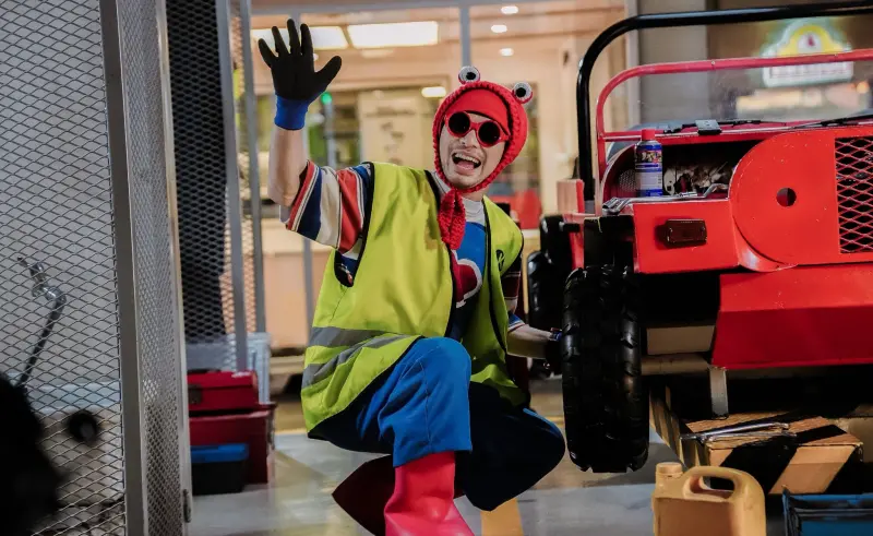 ▲馬來西亞歌手黃明志（如圖）近期捲入謝侑芯離世風波，他過去就爭議不斷，因作品經常嘲諷政治，此外，他也曾發出死訊，後來他出面表示是愚人節笑話。（圖／翻攝自黃明志臉書）