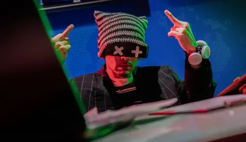 ▲黃明志（如圖）志以大膽諷刺風格聞名，頻頻引發爭議，已有「爭議王」封號。（圖／翻攝自黃明志臉書）