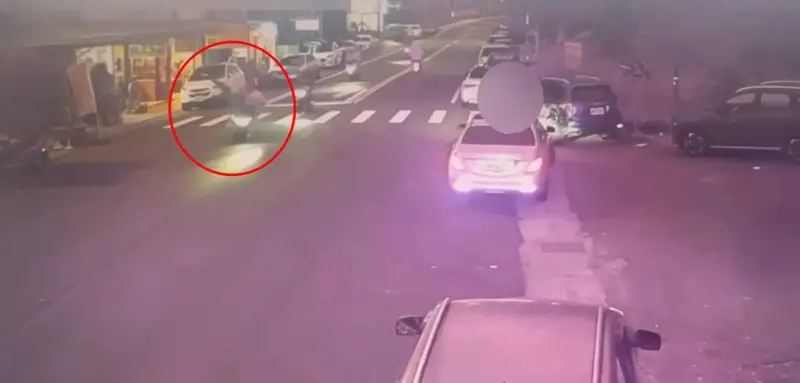 ▲苗栗縣三義水美街近日發生死亡車禍，一名撿流浪貓的老婦人疑似違規闖紅燈，遭2部機車碰撞傷重不治。（圖／翻攝畫面）