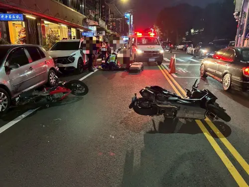 ▲苗栗縣三義水美街近日發生死亡車禍，一名撿流浪貓的老婦人疑似違規闖紅燈，遭2部機車碰撞傷重不治。（圖／警方提供）