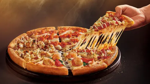 ▲達美樂「海龍王四喜大披薩」外帶優惠價399元爽吃「極致干貝海鮮＋龍蝦舞沙拉＋日式章魚燒＋照燒花枝」。（圖／達美樂提供）