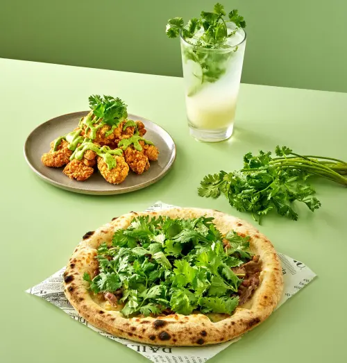 ▲Tino’s Pizza厚片10吋「香菜牛腹脅披薩」300元、「香菜脆脆炸雞」159元、「香菜氣泡飲」100元。（圖／Tino’s Pizza提供）