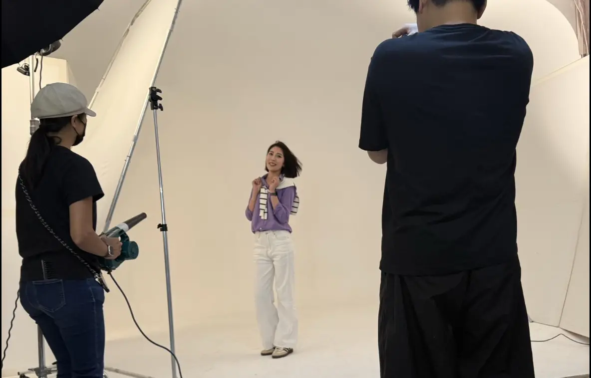 ▲前三立新聞記者馬郁雯積極備戰2026台北市議員選舉，今（3）日拍攝形象照，據了解，連過年拜年系列都已準備。（圖／擷取自李正皓臉書）