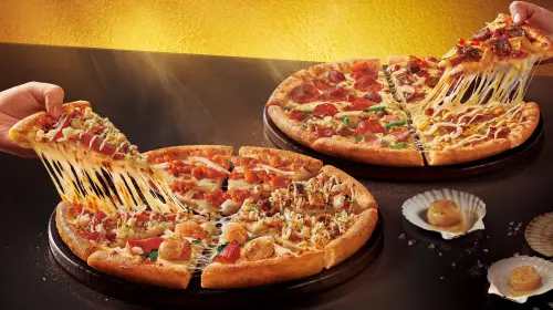 ▲達美樂Domino's Pizza家有喜事生了！新品「海龍王四喜大披薩」與「肉魔王四喜大披薩」。堤諾義大利比薩Tino’s Pizza爆量「香菜牛腹脅披薩、香菜脆脆炸雞、香菜氣泡飲」。（圖／達美樂提供）