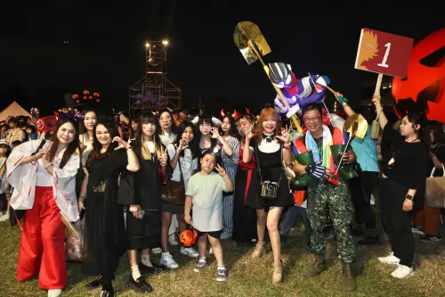 ▲萬聖裝扮遊行吸引親子家庭熱情參與，街頭化身繽紛「搞怪嘉年華」。（圖／高市府教育局提供）