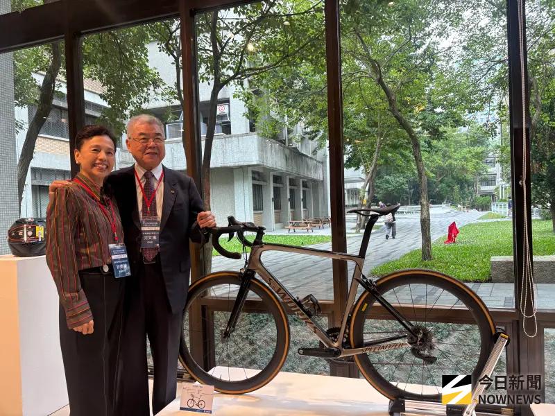 ▲拓凱實業董事長沈文振校友與夫人甘美華女士。（圖／記者李青縈攝）