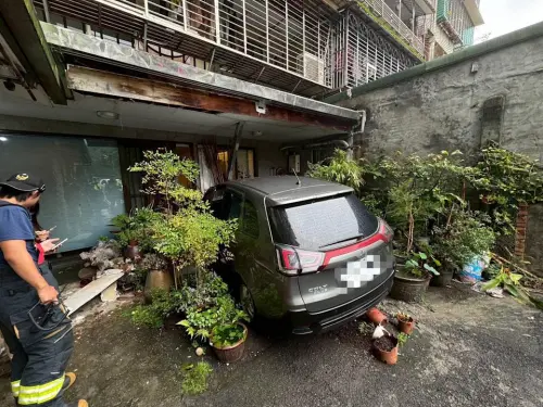 又是高齡駕駛釀禍！7旬翁拐錯彎「整輛車撞進民宅」現場慘況曝光
