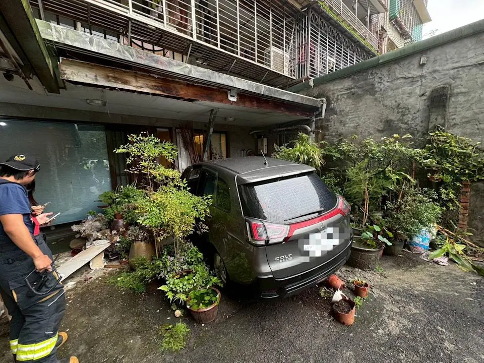 又是高齡駕駛釀禍！7旬翁拐錯彎「整輛車撞進民宅」現場慘況曝光