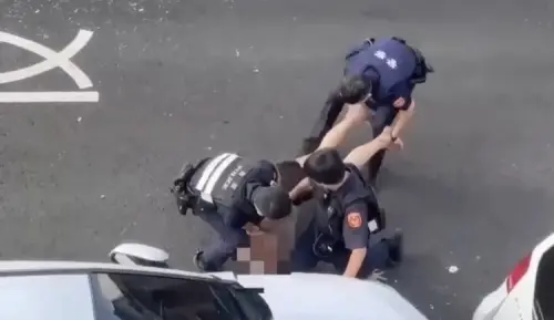 太失控！嘉義刺青男酒醉砸4車　警到場他「脫光躺地尿尿」超傻眼
