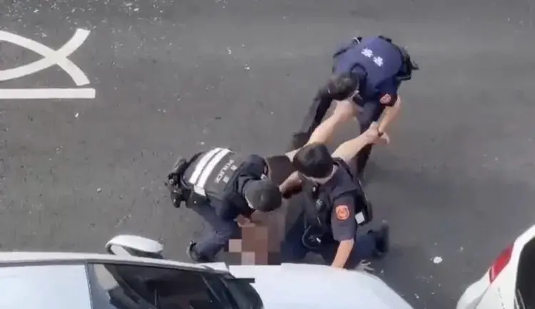 太失控！嘉義刺青男酒醉砸4車　警到場他「脫光躺地尿尿」超傻眼