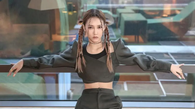 ▲曾憑藉〈不得不愛〉爆紅的女歌手弦子，她老公日前李茂爆遭親戚詐騙百萬元積蓄，陷入財務危機；弦子未責怪反幫清債、每月都主動詢問丈夫要還多少錢，溫柔舉動感動網友讚「神級太太」。（圖／翻攝自弦子IG@stringer422）