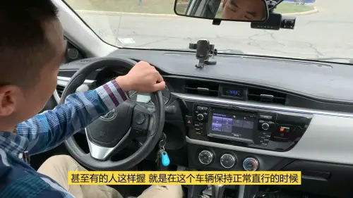 ▲在長途巡航時，很多人的握法都會開始有些鬆懈，老胡示範錯誤的方向盤握法。（圖／翻攝YT@北美駕駛教練老胡）