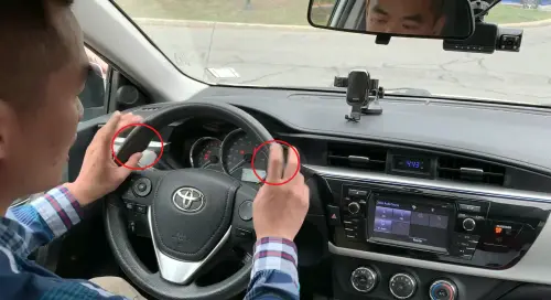 ▲大部分車輛方向盤都有兩塊突起，不僅為了讓駕駛握著舒服，還提示手握方向盤不要超過那個位置，一旦超過那個位置，一旦安全氣囊遇到事故彈出，會對手臂造成嚴重傷害。（圖／翻攝YT@北美駕駛教練老胡）
