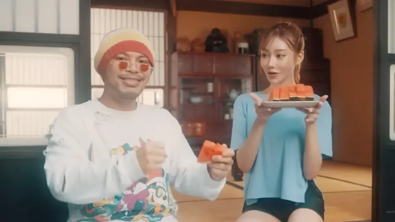 ▲黃明志（左）捲入謝侑芯命案後，昔日與AV女星明日花綺羅（右）、三上悠亞合作的大尺度MV再被挖出，挑逗歌詞與畫面引爆爭議，他更直言自己就是個「大變態」。（圖／翻攝自黃明志YouTube@Namewee）