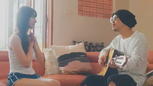 ▲黃明志（右）不僅與明日花綺羅合作過，更曾找過三上悠亞合作MV，歌詞十分挑逗。（圖／翻攝自黃明志YouTube@Namewee）