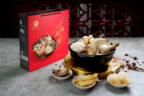 ▲暖冬滋補首選「玉露珍菇燉土雞常溫禮盒」，限時加11 多1盒，優惠價1591元cp值超高。（圖／台中福華提供）