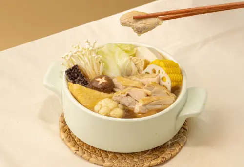 ▲12mini「台酒花雕雞鍋」獨享價199元，「台酒麻油香雞飯」加購價20元、單點35元，「台酒麻油香麵線」加購價20元、單點35元。（圖／王品集團提供）