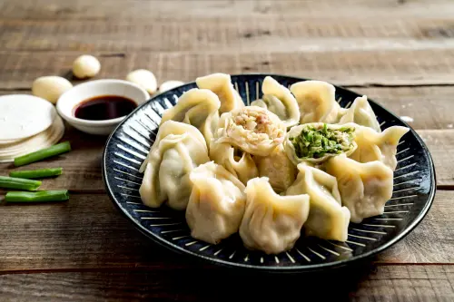 ▲「好．餃子」即鮮手工冷凍水餃，任選5包（葷素不限），限時至16日優惠價999元。（圖／台中福華提供）(710.36 kb)