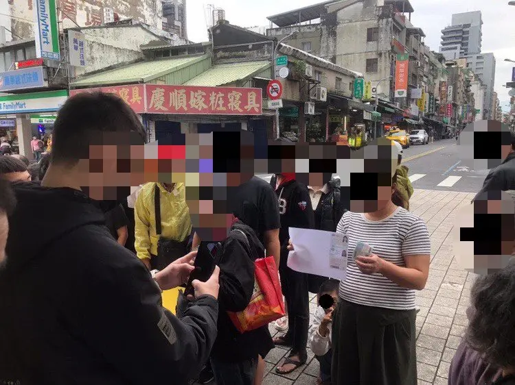 龍山寺外「影印雙證件換1000元」民眾瘋排隊！他認了：受人委託