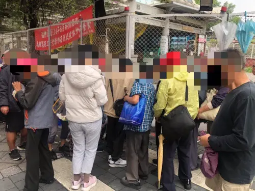 ▲2日中午，有民眾在龍山寺外看到有人疑似在擺攤收購個資。（圖／Threads@1234jjjjjmy.222）