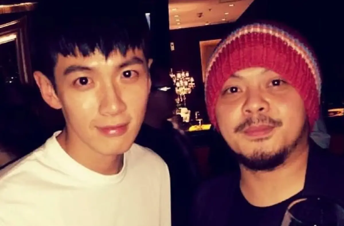 ▲黃明志（右）飯店房內被搜出疑為搖頭丸的毒品，而他11年前曾發文調侃柯震東（左）、房祖名呼麻，怎料如今自己也涉毒，超級諷刺。（圖／Namewee黃明志臉書）