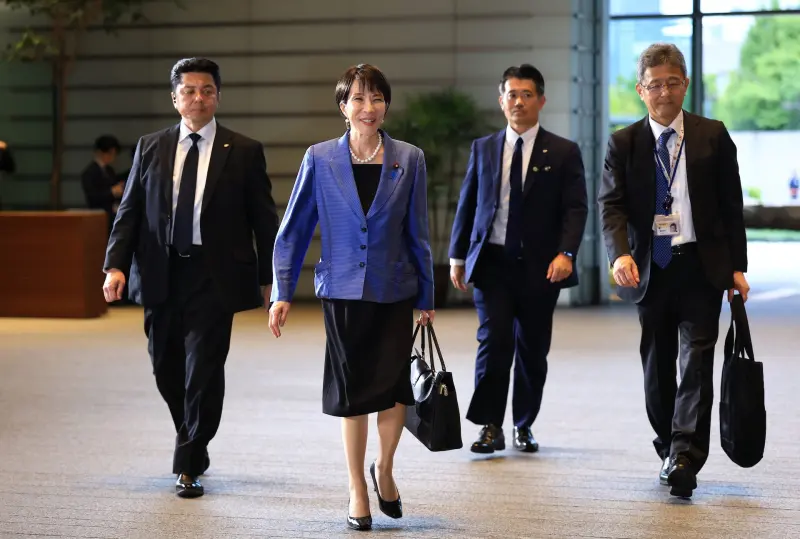 ▲日本首相高市早苗拿濱野皮革工藝的Grace Delight托特包，隨即掀起風潮，民眾爭相買同款。（圖／美聯社／達志影像）